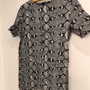 2/40$𝅺SNAKE print Zara  short sleeve tunic size m